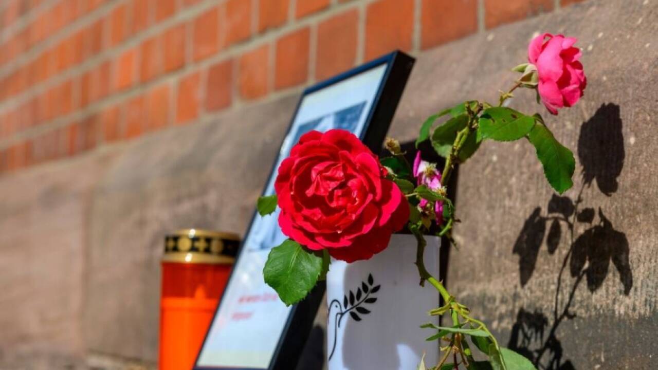 Blumen und Kerzen am Bahnhof Friedland 