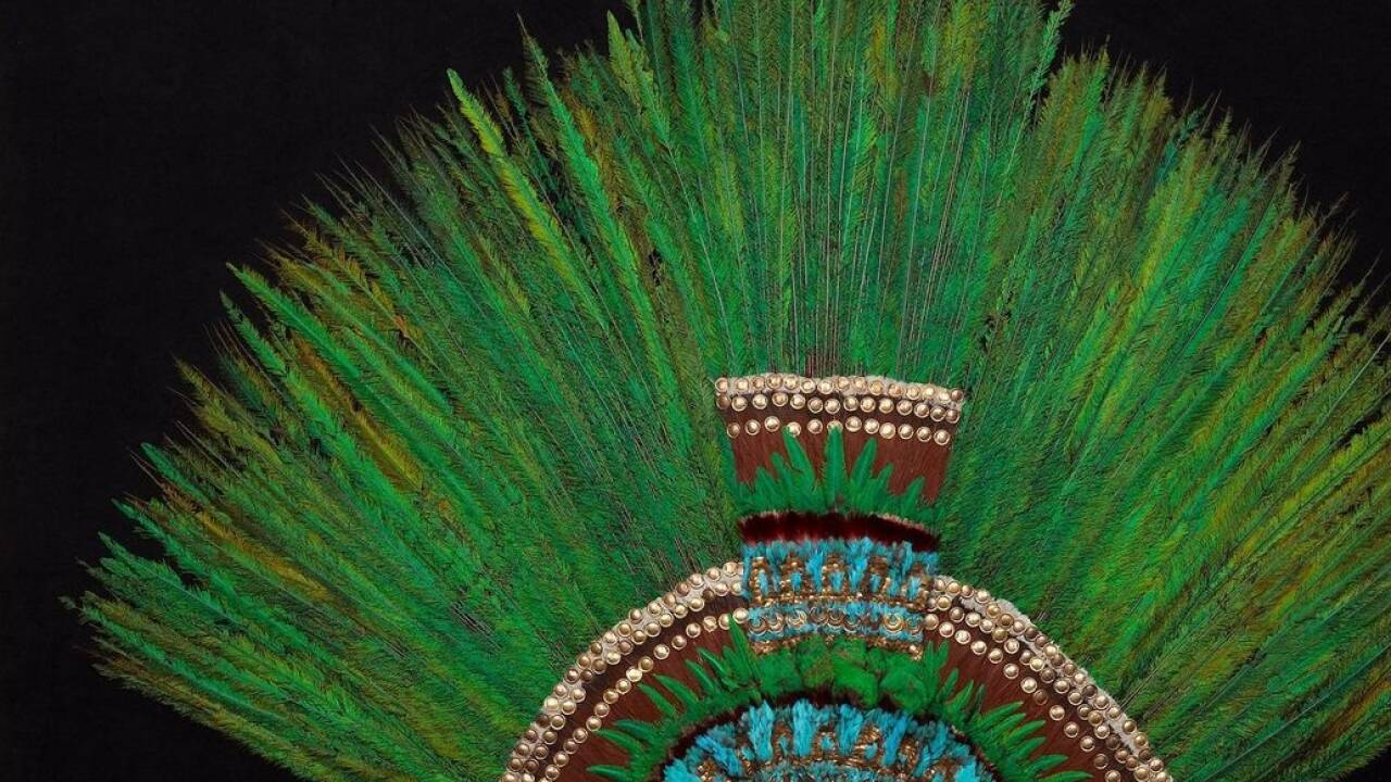 Die aztekische Federkrone ist ein weltweit einmaliges Kunstwerk, sie wird im Weltmuseum Wien gezeigt.  Die aztekische Federkrone ist ein weltweit einmaliges Kunstwerk, sie wird im Weltmuseum Wien gezeigt.