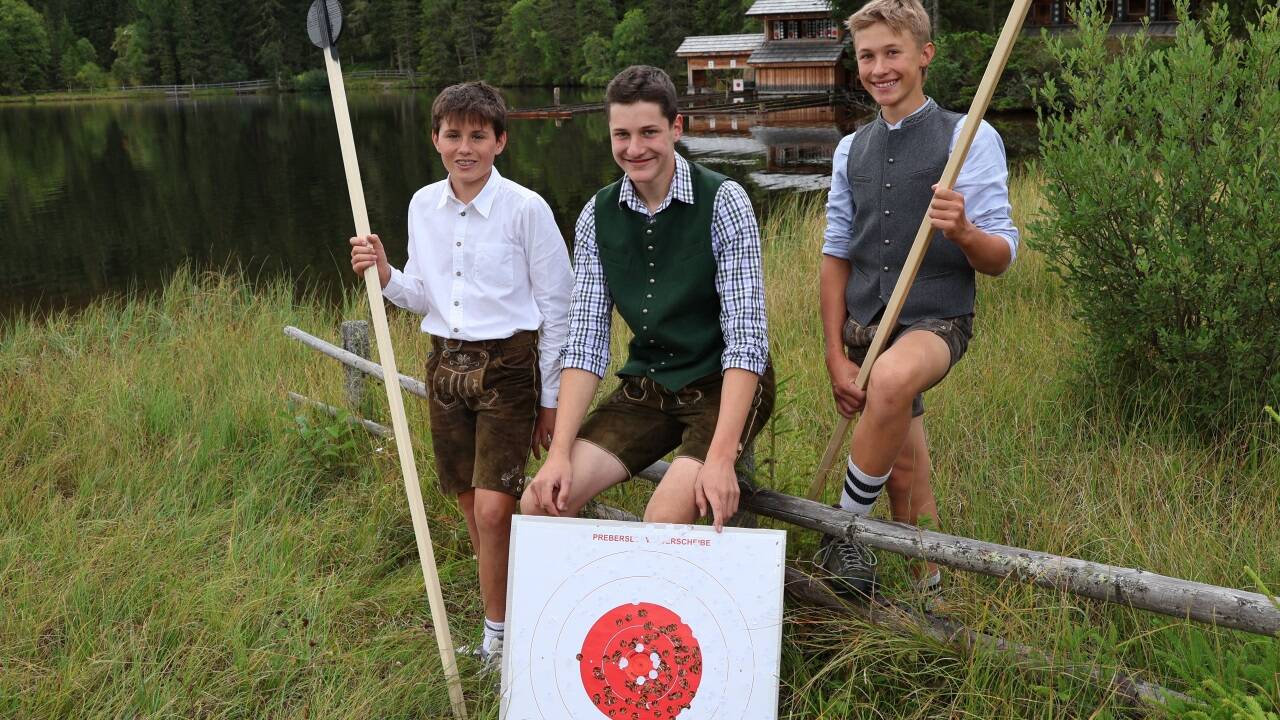 Tobias Doppler, Lukas Lankmair und Elias Laßhofer (von links) zeigten beim Preberschießen in Tamsweg jedem Schützen die erzielten Punkte an. 