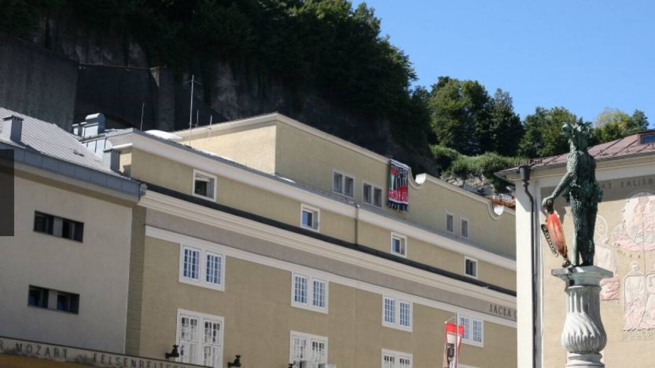 Ein Banner mit „Salzburger Genozid Spiele“ prangte am Sonntag vom Dach des Großen Festspielhauses.  