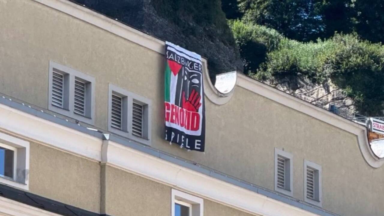 Ein Banner mit „Salzburger Genozid Spiele“ prangte am Sonntag vom Dach des Großen Festspielhauses.  