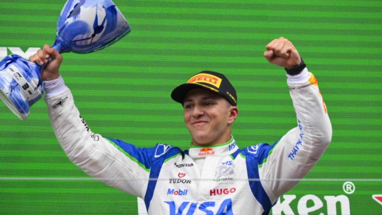 Wenig später zerbrach Hadjar seinen Pokal in zwei Teile 