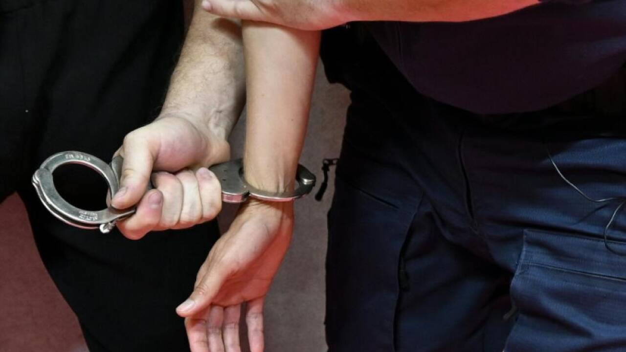 Für drei der fünf Verdächtigen klickten bereits die Handschellen Für drei der fünf Verdächtigen klickten bereits die Handschellen