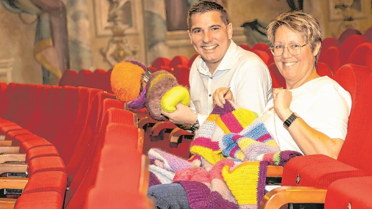 Alexander Krammer und Maria Felber mit einer Häkeljacke im Mozartkino. 