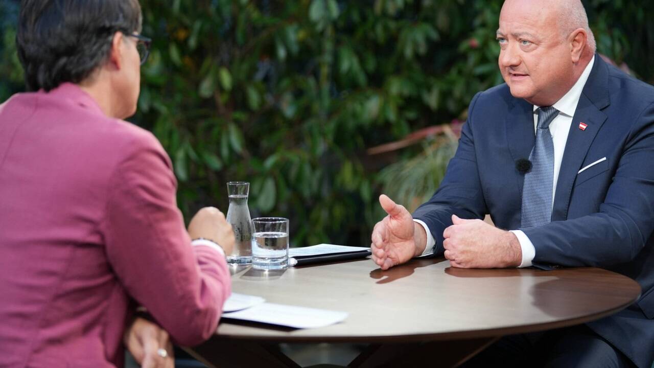 Klaus Webhofer im Gespräch mit Bundeskanzler Christian Stocker (ÖVP) bei den ORF-Sommergesprächen.  