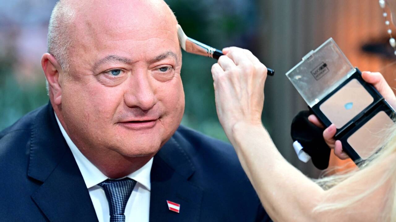 Vor dem ORF-Auftritt legte die Visagistin noch Hand an.  