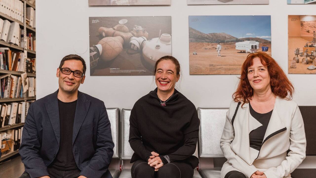 Barbara Imhof (Mitte) hat mit Waltraut Hoheneder (rechts) und René Waclavicek (links) 2003 das transdisziplinäre Weltraumarchitekturunternehmen LIQUIFER Wien – Bremen gegründet.  