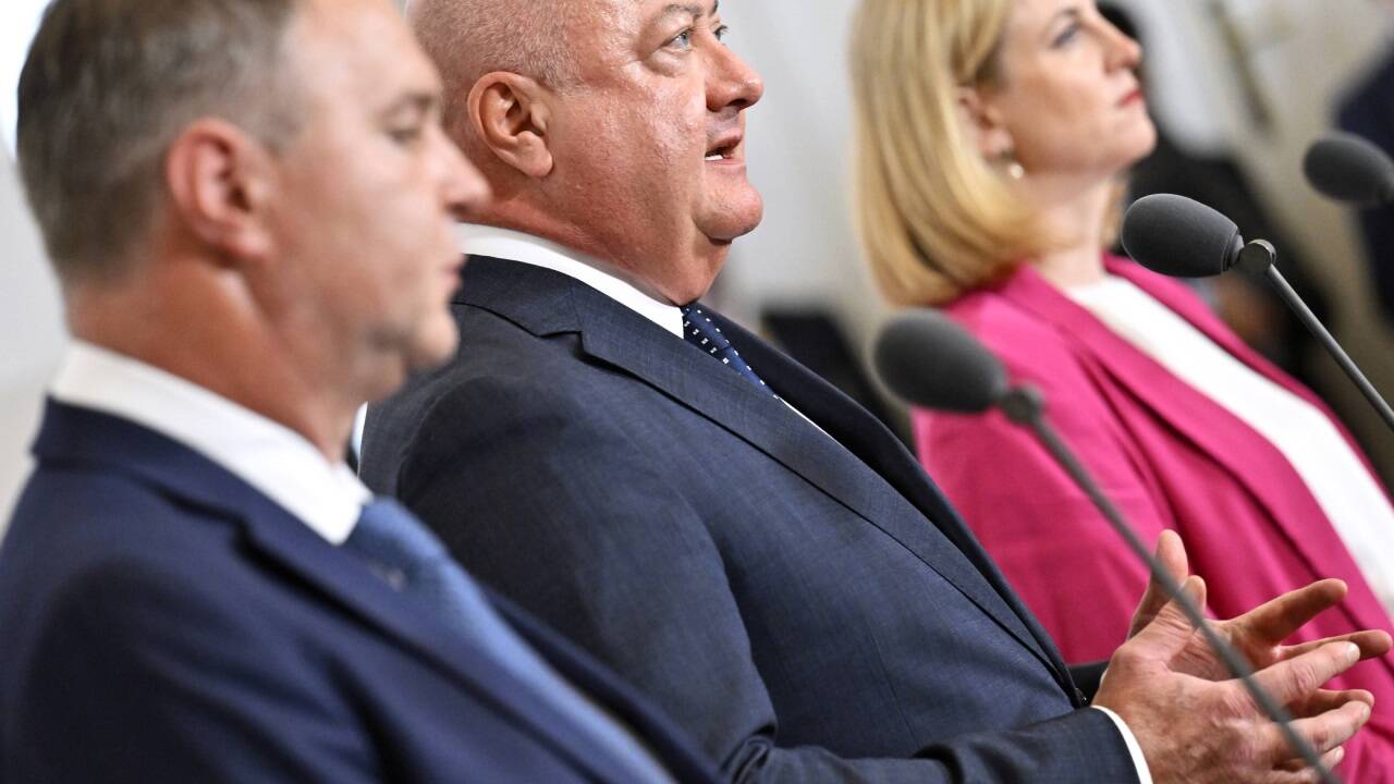 Angesichts der hohen Schulden hat die Dreierkoalition wohl keine andere Wahl, als bei den größten Ausgabebrocken den Rotstift anzusetzen. Angesichts der hohen Schulden hat die Dreierkoalition wohl keine andere Wahl, als bei den größten Ausgabebrocken den Rotstift anzusetzen.