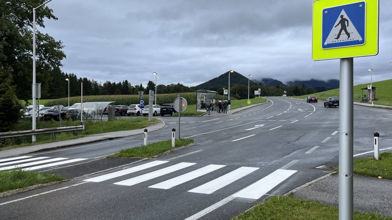 An dieser Kreuzung mit Bushaltestellen und Park-and-Ride-Platz in Koppl gibt es jetzt einen Schutzweg. An dieser Kreuzung mit Bushaltestellen und Park-and-Ride-Platz in Koppl gibt es jetzt einen Schutzweg.