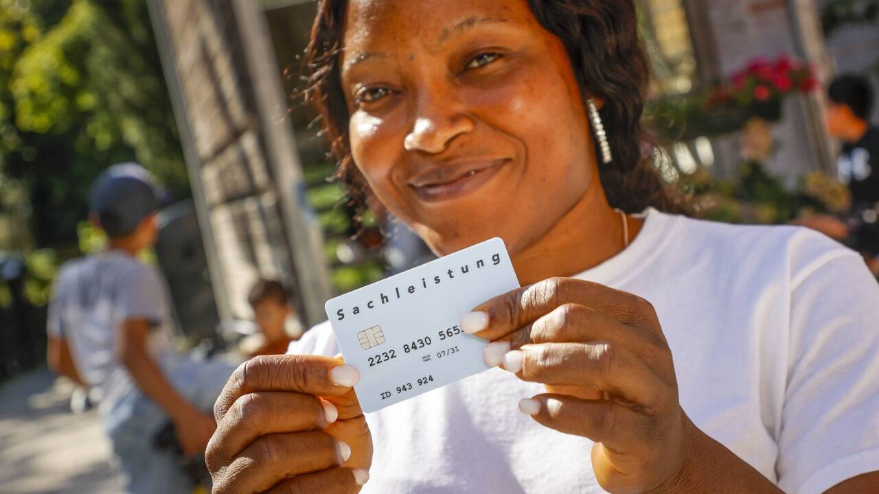 Im Asylquartier Flussbauhof haben die Bewohner nun eine Bezahlkarte. Eine davon ist Elizebeth Isata Kamara, die von Anfangsschwierigkeiten mit dem neuen System berichtet.  