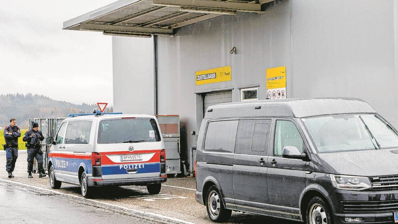 Die Polizei nach dem – angeblichen – Überfall auf die Postzustellbasis, der den Ermittlungen zufolge fingiert war. Die Polizei nach dem – angeblichen – Überfall auf die Postzustellbasis, der den Ermittlungen zufolge fingiert war.