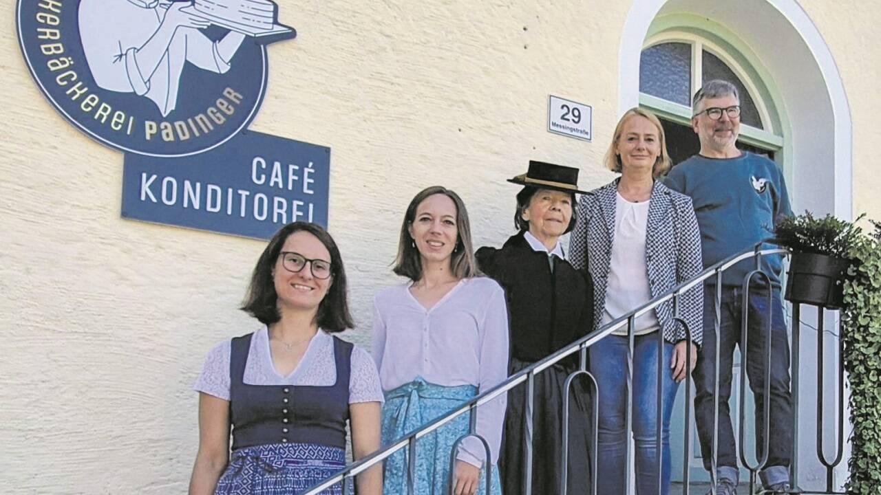 Für Abwechslung in der Zuckerbäckerei sorgen gleich mehrere Vereine. Im Bild v. l. Maria Brunnauer ( stv. Ortsbäuerin), Verena Fürstaller (Ministranten), Erni Brunnauer (Bürgerhutfrauen), Angelika Radauer („Rund ums Jahr“-Chor) und Konditormeister Thomas Padinger. Für Abwechslung in der Zuckerbäckerei sorgen gleich mehrere Vereine. Im Bild v. l. Maria Brunnauer ( stv. Ortsbäuerin), Verena Fürstaller (Ministranten), Erni Brunnauer (Bürgerhutfrauen), Angelika Radauer („Rund ums Jahr“-Chor) und Konditormeister Thomas Padinger.