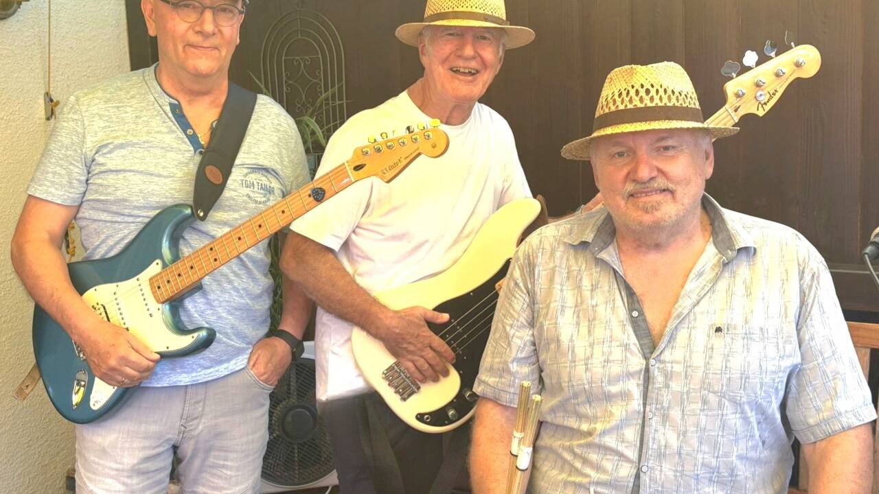 Erwin Müller (Mitte) und Franz Klein (links) standen kürzlich wieder gemeinsam auf der Bühne. Komplett macht „The Oldie Gang“ Walter Sailer am Schlagzeug. 