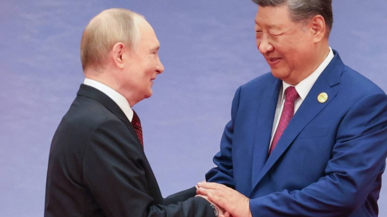 Xi beim Handschlag mit Putin 