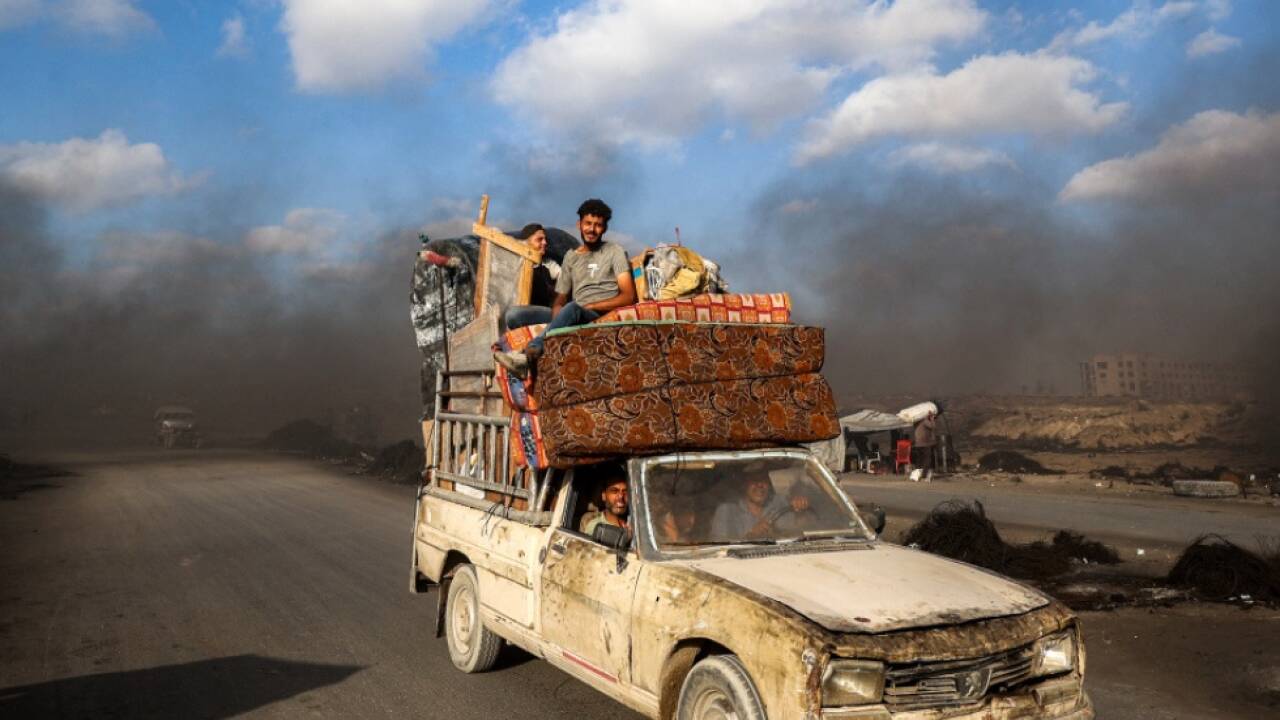Menschen fliehen vor neuen Angriffen Menschen fliehen vor neuen Angriffen