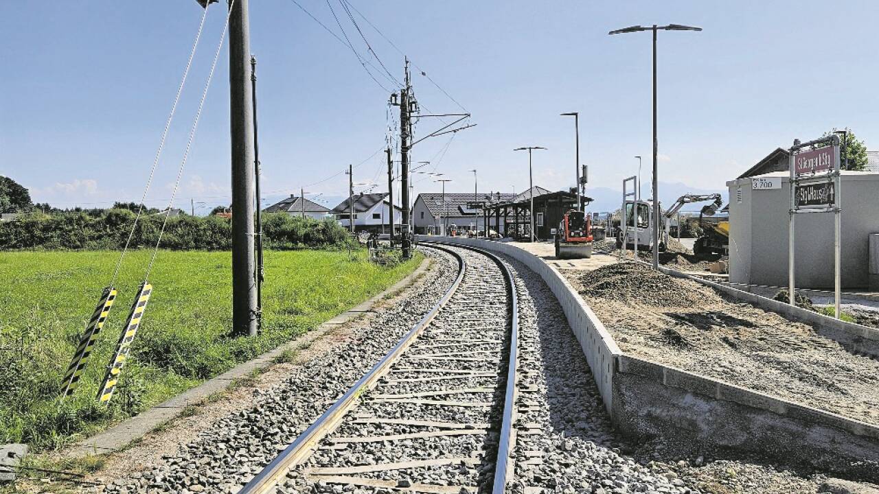 Auf der Strecke zwischen Bürmoos und Trimmelkam wurden Gleisanlagen und Bahnsteige (im Bild St. Georgen) erneuert.  