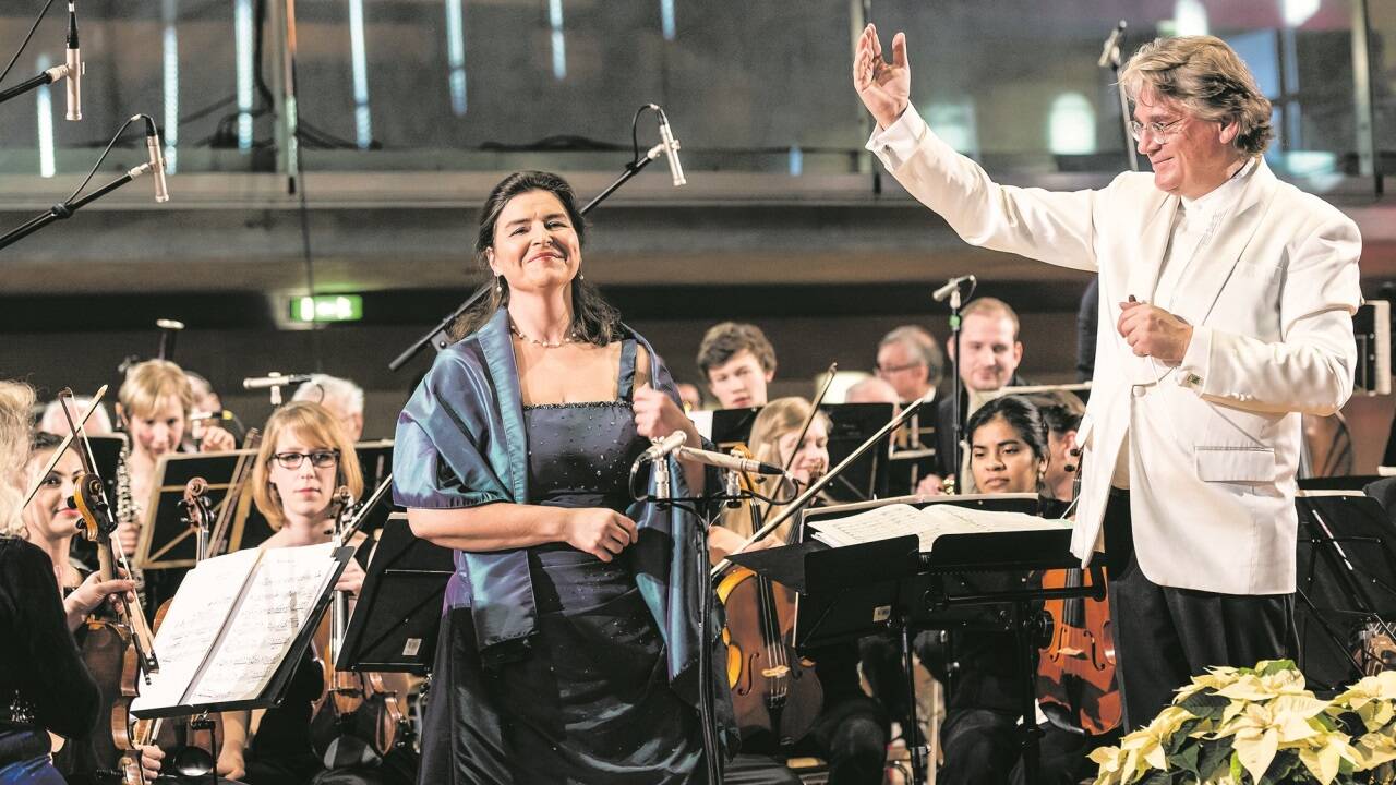 Orchesterleiter Reinhold Wieser mit Sopranistin Waltraud Nagl und dem Austria Festival Symphony Orchestra.  