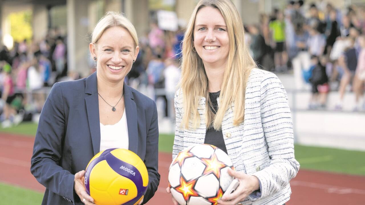 Auch Sport-Staatssekretärin Michaela Schmidt (SPÖ, l.) stattete Sabrina Rohrmoser, Geschäftsführerin des ULSZ Rif, bei der Aktion „Jugend zum Sport“ einen Besuch ab. Bild: sw/ulsz rif/wildbild 
