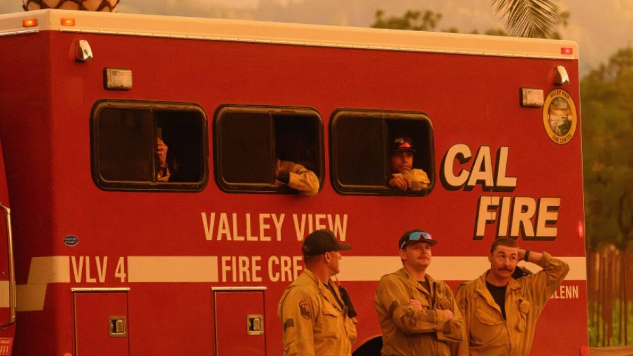Feuerwehr Kaliforniens wieder wegen eines Waldbrandes gefordert 