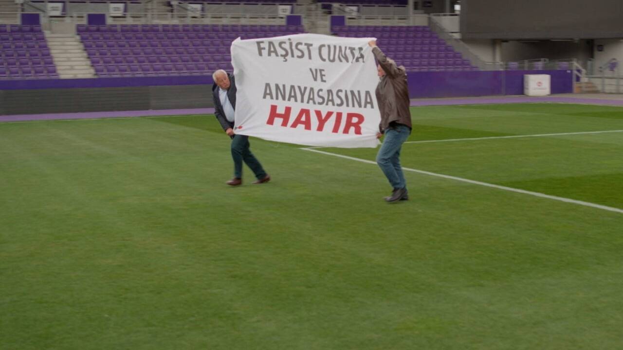 Bilder zum Film „Narben eines Putsches“. 