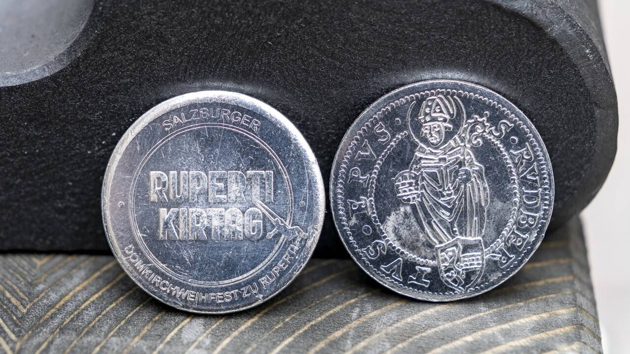 Die Vorderseite der Alumünze zeigt den heiligen Rupert, auf der Rückseite ist der Hinweis auf den Rupertikirtag zu finden.  