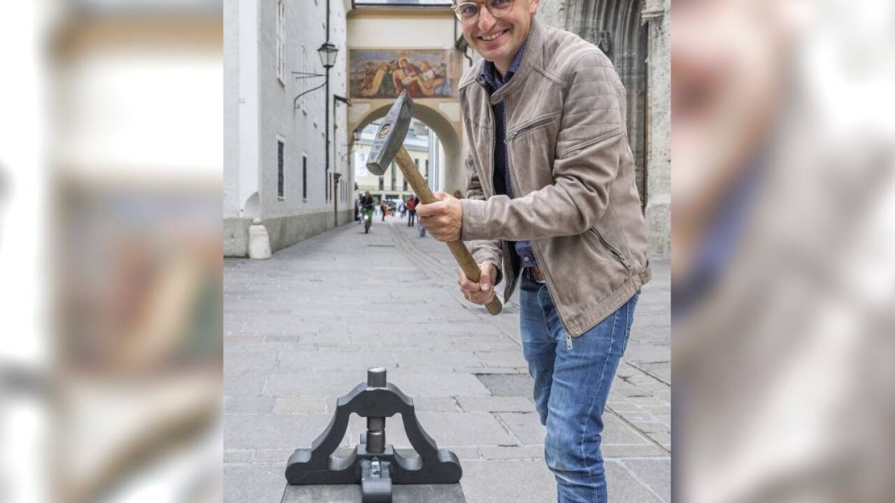 Dominik Elmer von der Erzdiözese Salzburg mit dem Hammerschlagstock, der während des Rupertikirtags von 19. bis 24. September zum Einsatz kommen wird.  