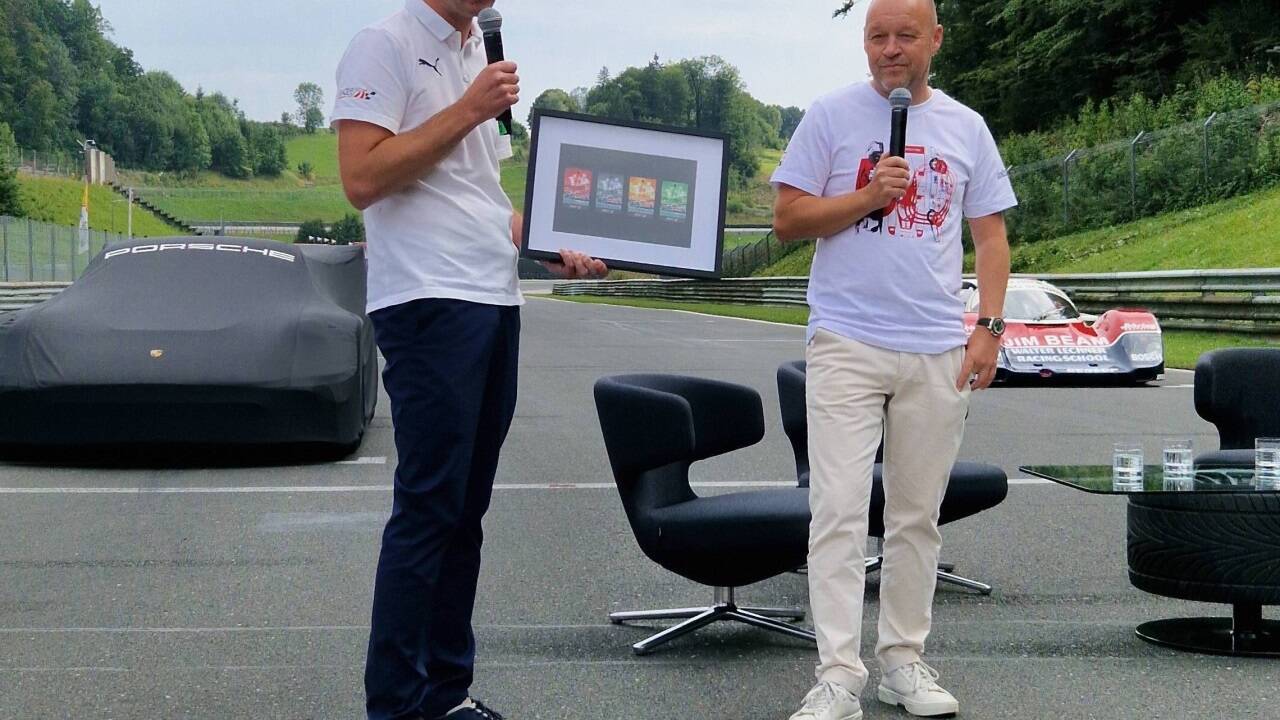 Salzburgring-Geschäftsführer Ernst Penninger (links) präsentierte die im Lechner-Design gehaltenen Akkreditierungen für 2025. 