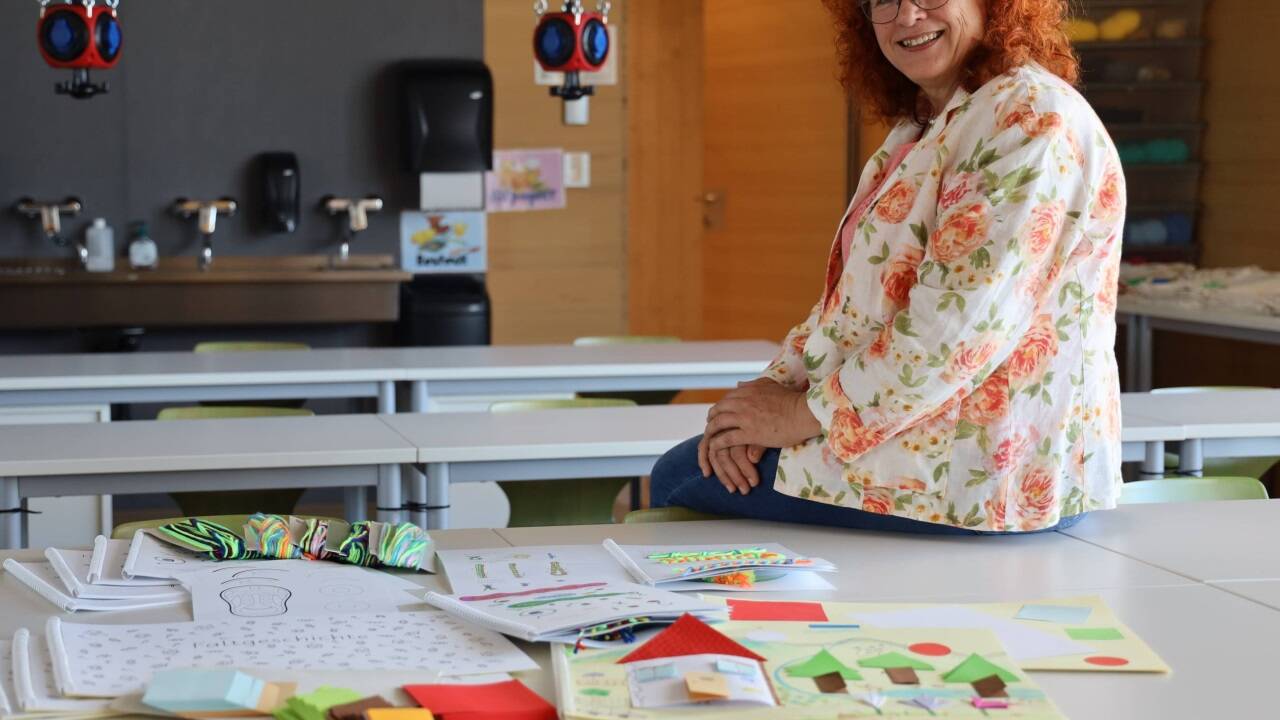 Anita Blum mit der „Faltgeschichte“ und der „Fadengeschichte“. Anita Blum mit der „Faltgeschichte“ und der „Fadengeschichte“.
