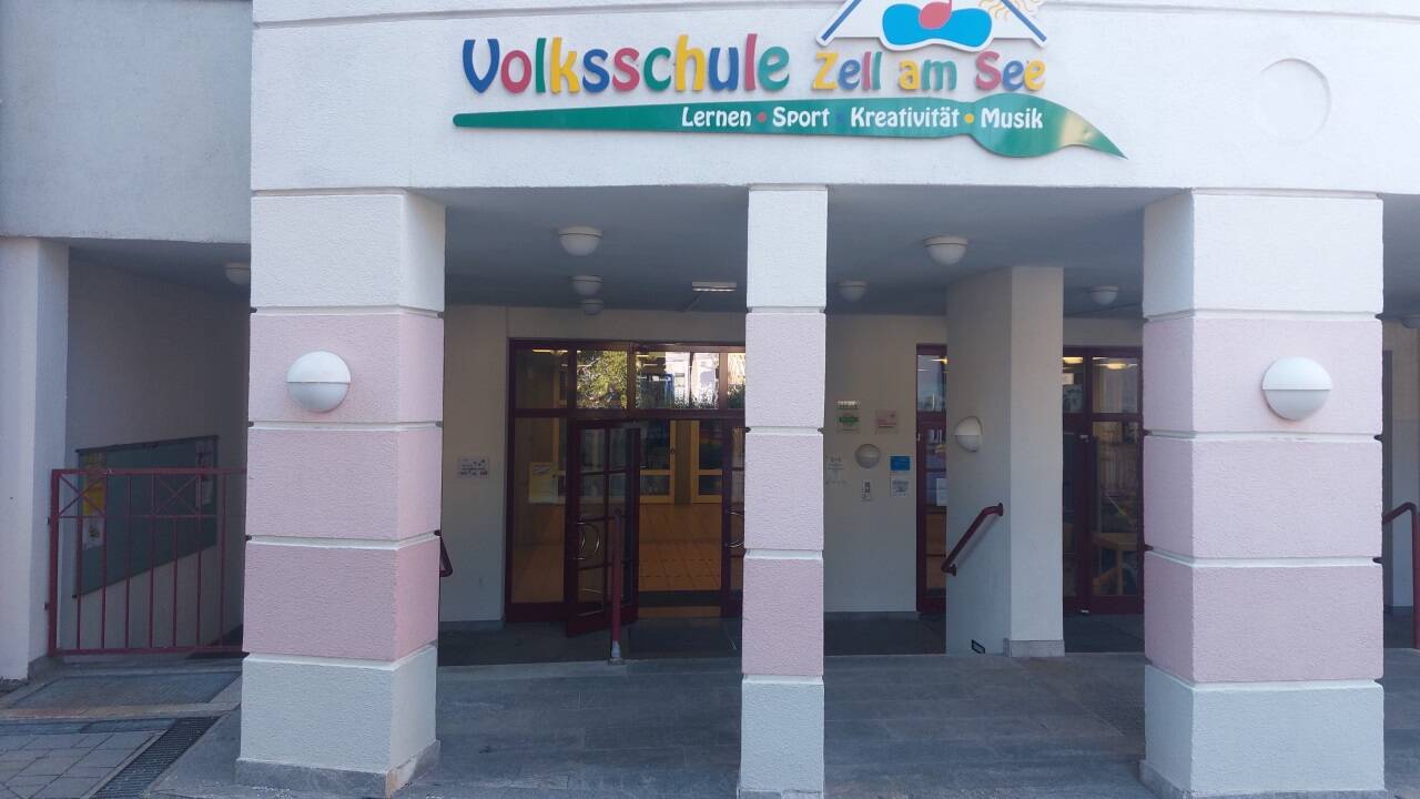 Um den Unterricht an der Volksschule Zell am See zu gewährleisten, wurden zwei Lehrerinnen „amtswegig“ an die Schule versetzt. Um den Unterricht an der Volksschule Zell am See zu gewährleisten, wurden zwei Lehrerinnen „amtswegig“ an die Schule versetzt.