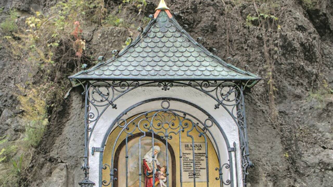 Die Annen-Verehrung in der Felsnische hat Tradition.  
