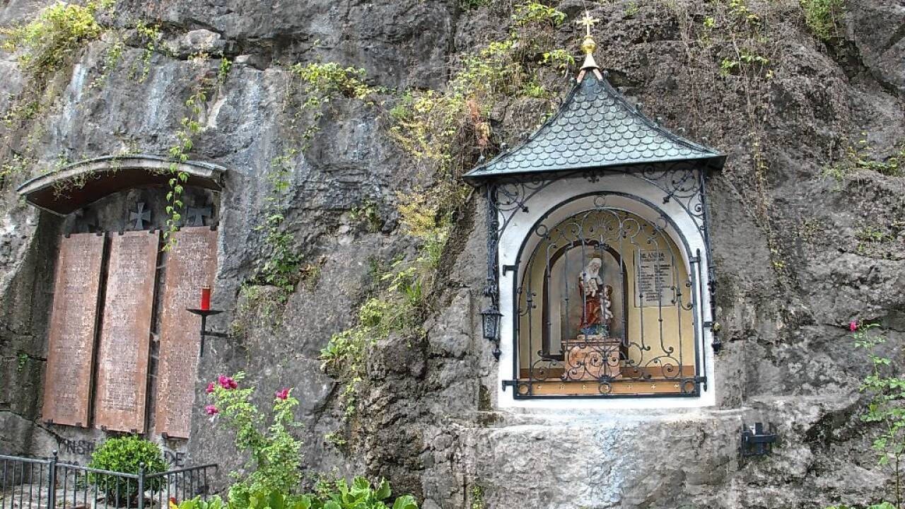 Kriegerdenkmal und „Annakapelle“ in Nonntal.  