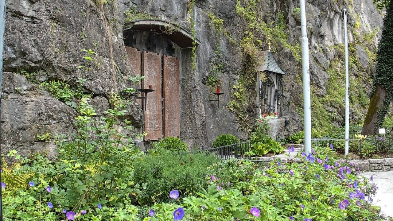 Naturnah von den Stadtgärtnerinnen und -gärtnern bepflanzt.  