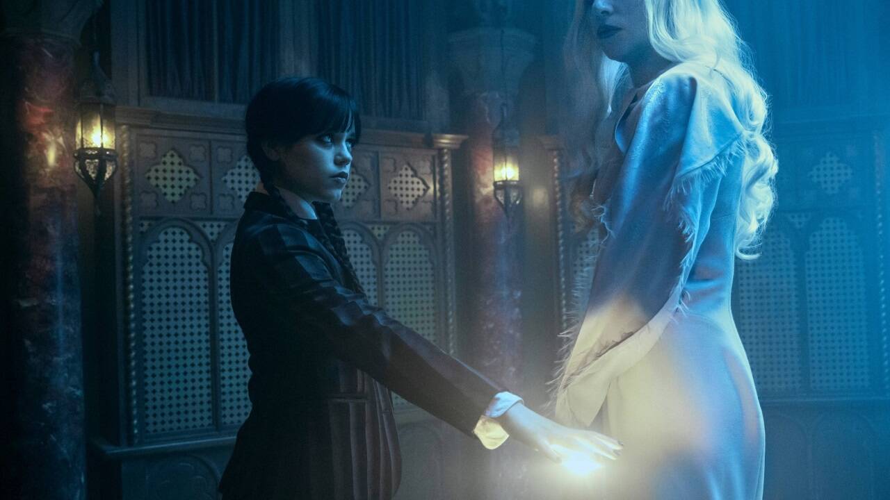Wednesday Addams (Jenna Ortega) mit Lady Gaga, die Rosaline Rotwood spielt.  