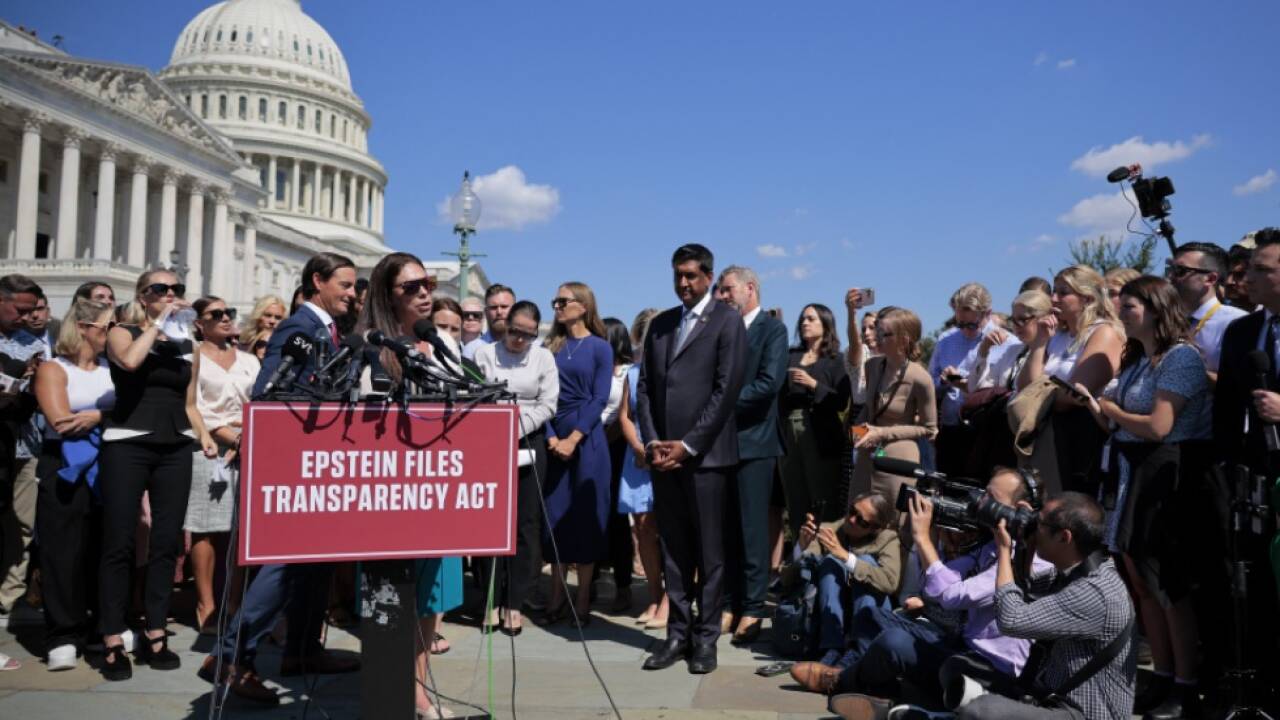 Epstein-Opfer Haley Robson mit Reportern vor dem US-Kapitol 