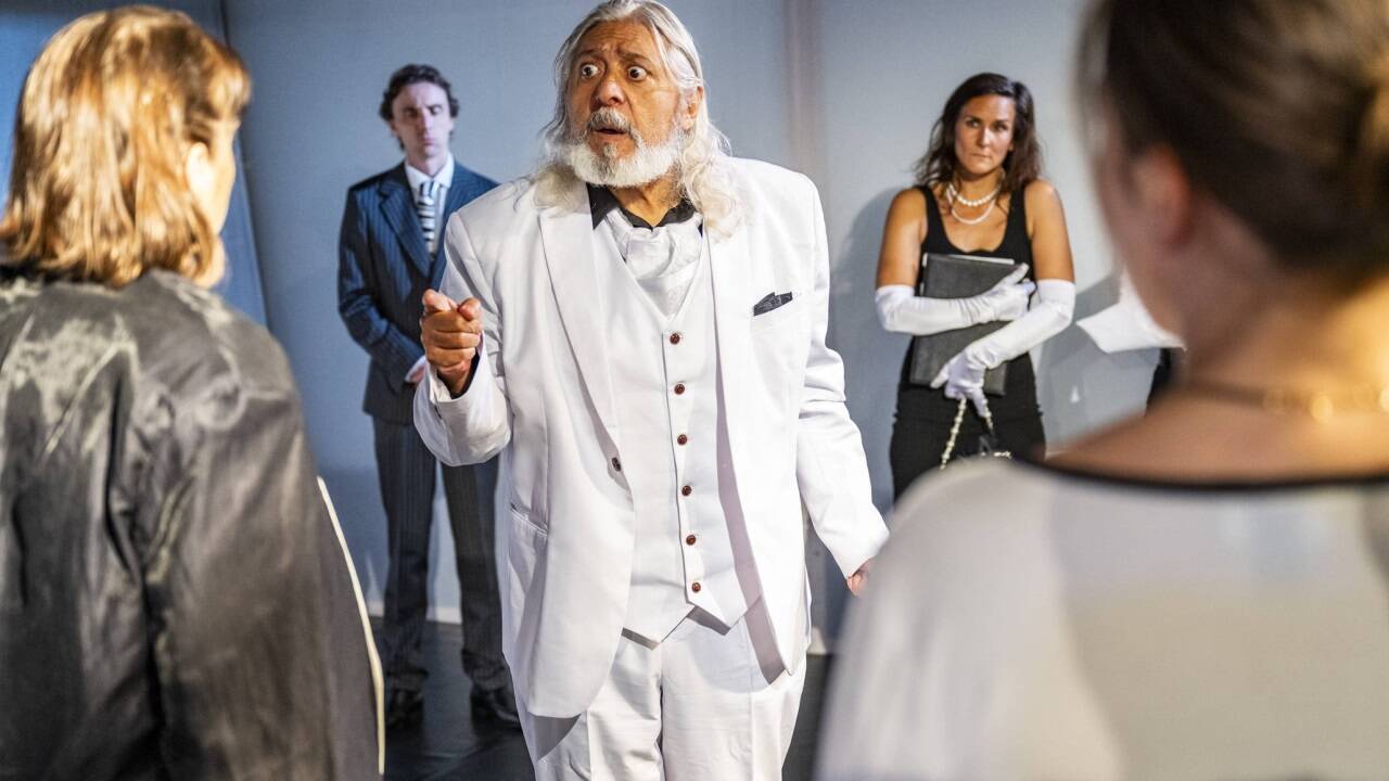 Salim Chreiki (Mitte) spielt König Lear auf Arabisch mit Obertiteln. Das bringe im Stück noch eine weitere Facette ein, erklärt Tritscher. Bild: Salim Chreiki (Mitte) spielt König Lear auf Arabisch mit Obertiteln. Das bringe im Stück noch eine weitere Facette ein, erklärt Tritscher. Bild: