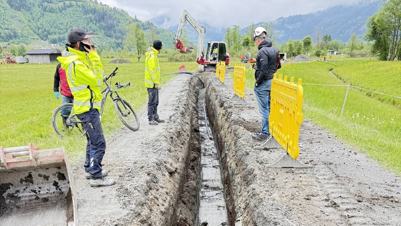 Die Wasserleitungen beim Brunnwiesenweg sind bereits vergraben. Im Oktober wird noch asphaltiert. 