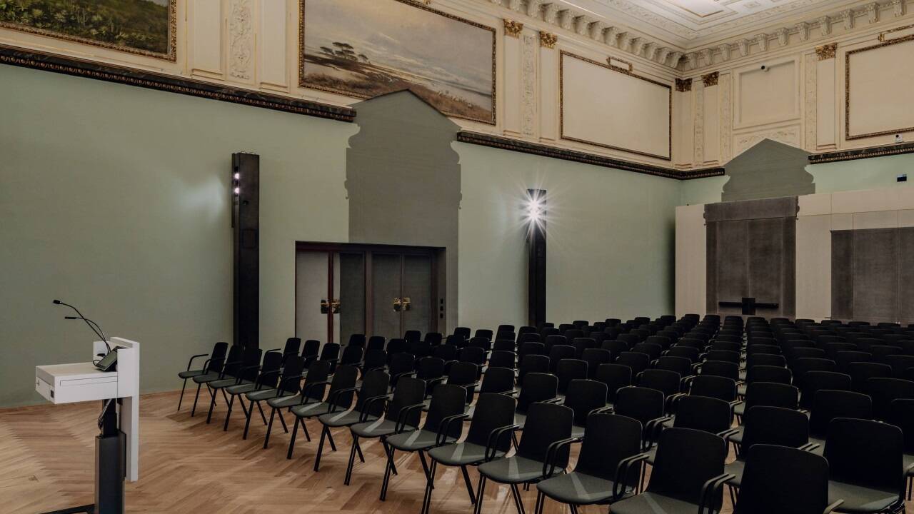 Panoramaaufnahme des Vortragsaales im NHM Wien.  