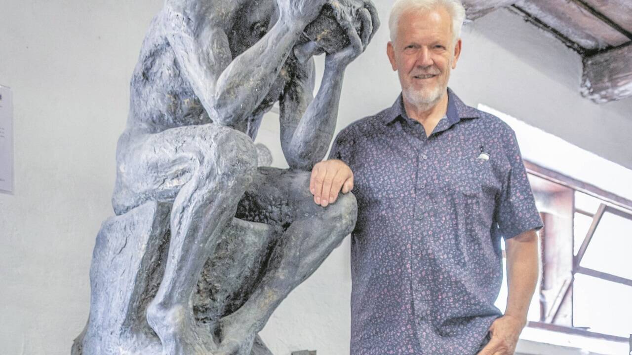 Das Kunstwerk mit Titel „Schwere Last“. Mit im Bild Bildhauermeister Johann Schreilechner. 