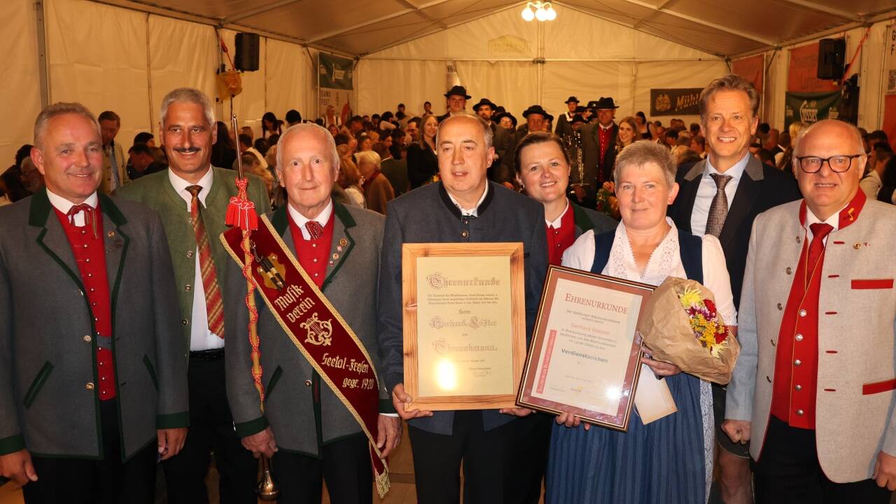Im Bild von links: Heinz Greinmeister, Bgm. Franz Kleinferchner, Oswald Lackner, Gerhard Kößler, Maria Moser, Maria Kössler, Bgm. Wolfgang Pfeifenberger und Bezirksobmann Karl Macheiner. 