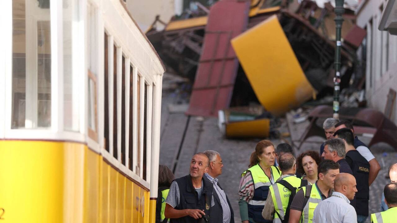 Die offizielle Identifizierung aller Toten und Verletzten war am Donnerstag noch im Gange. Ersten Informationen des Außenministeriums zufolge waren keine Österreicherinnen oder Österreicher unter den Opfern. 