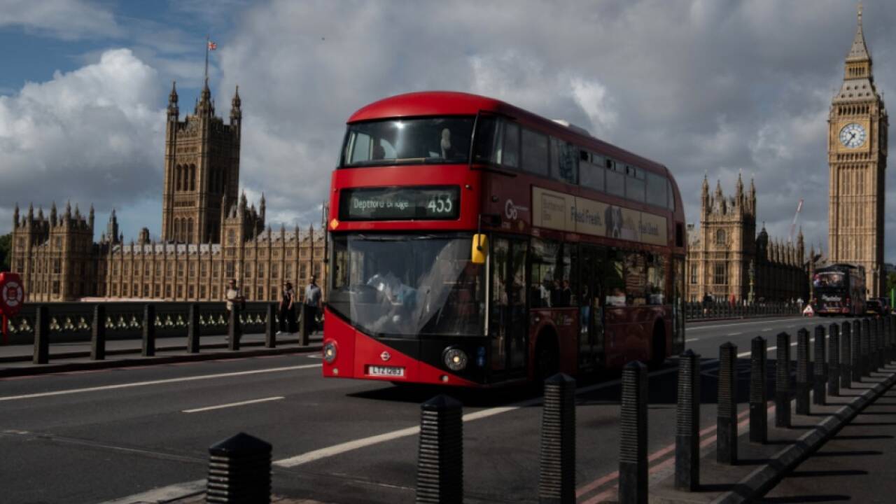 Einer der roten Stadtbusse auf der Westminster-Brücke (Symbolbild) Einer der roten Stadtbusse auf der Westminster-Brücke (Symbolbild)