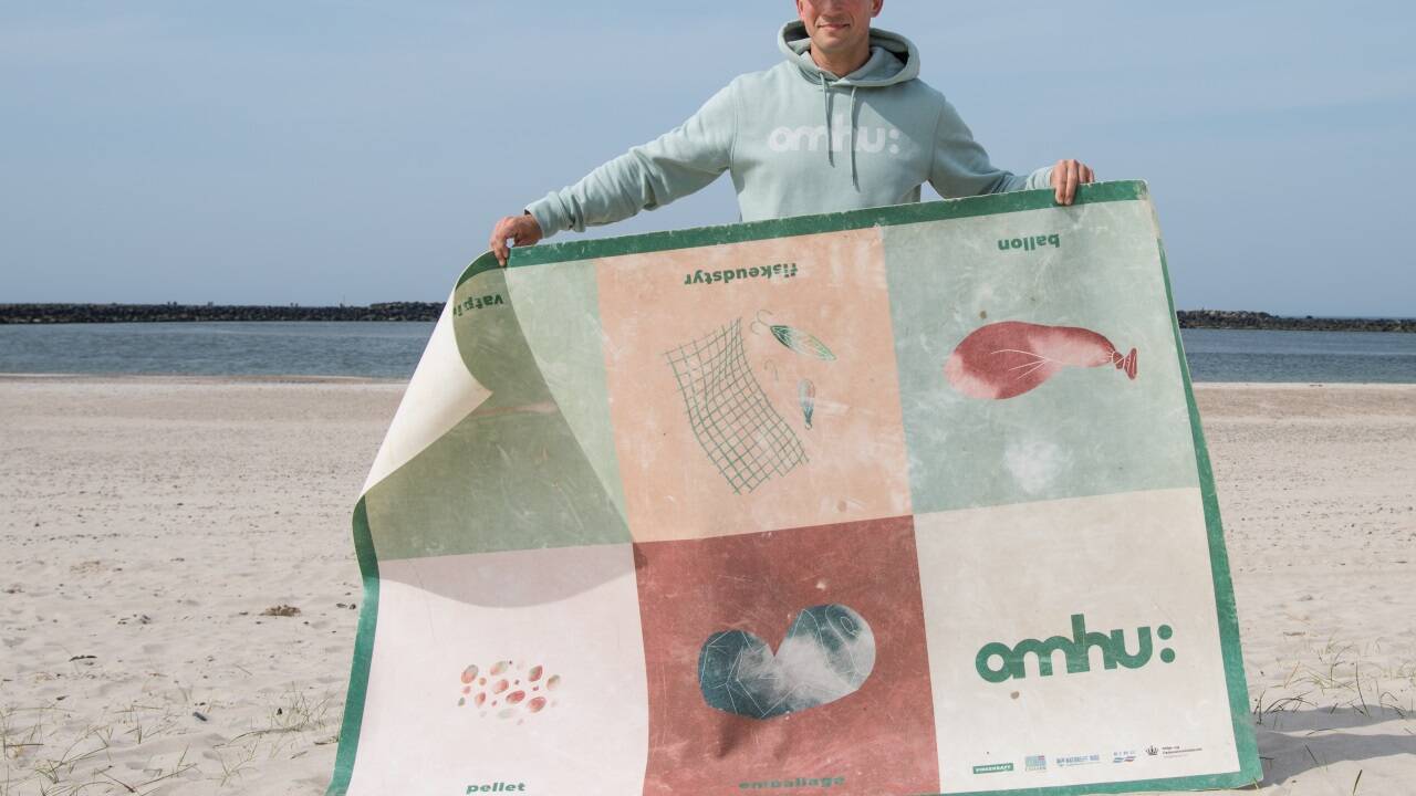 Daniel Sano Mirecki mit seiner Bingo-Plane. Wer zuerst alle Arten von Plastikmüll entdeckt hat, hat gewonnen. 