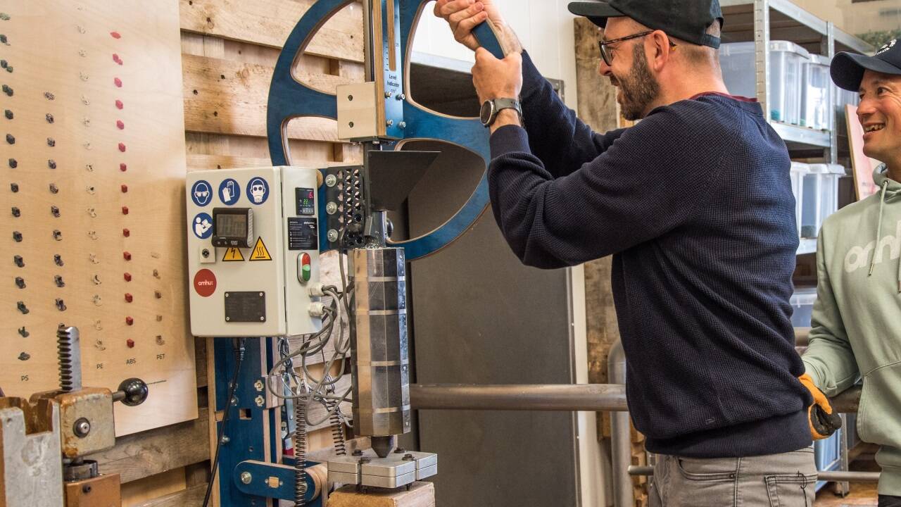 Eine schlaue Maschine schmilzt Plastik und presst es zu individuellen Souvenirs. 