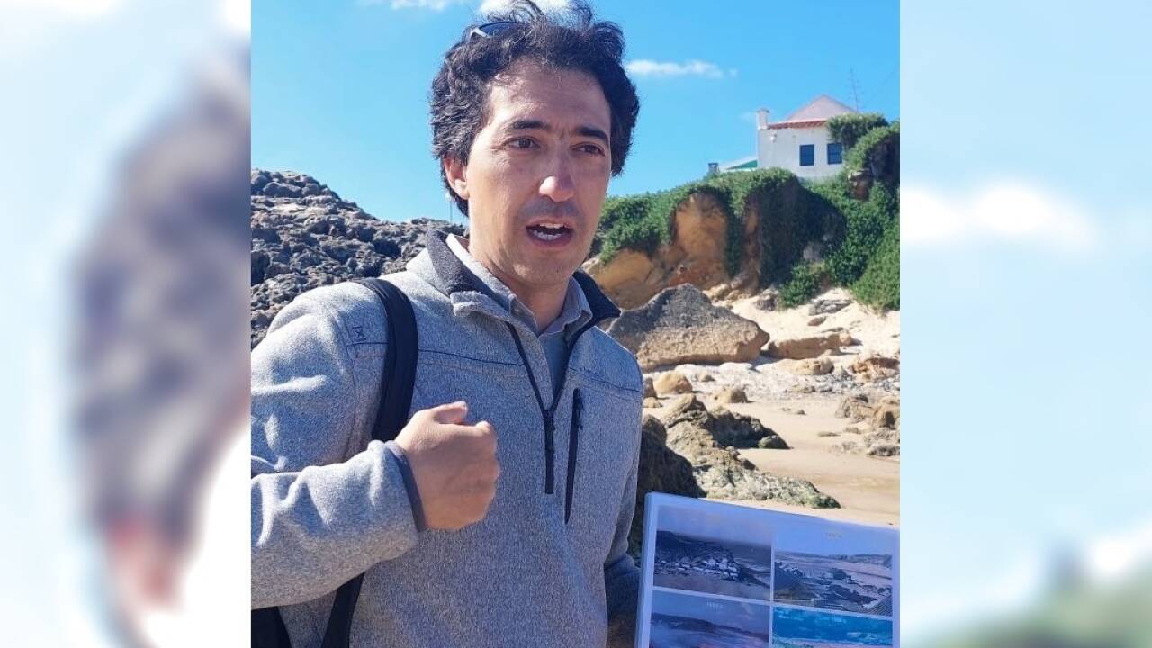 Meeresbiologe Nuno Barros erklärt die Biosphäre Küste. 
