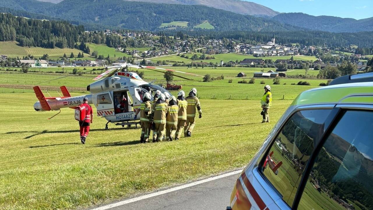 Abtransport des verletzten Motorradfahrers. 