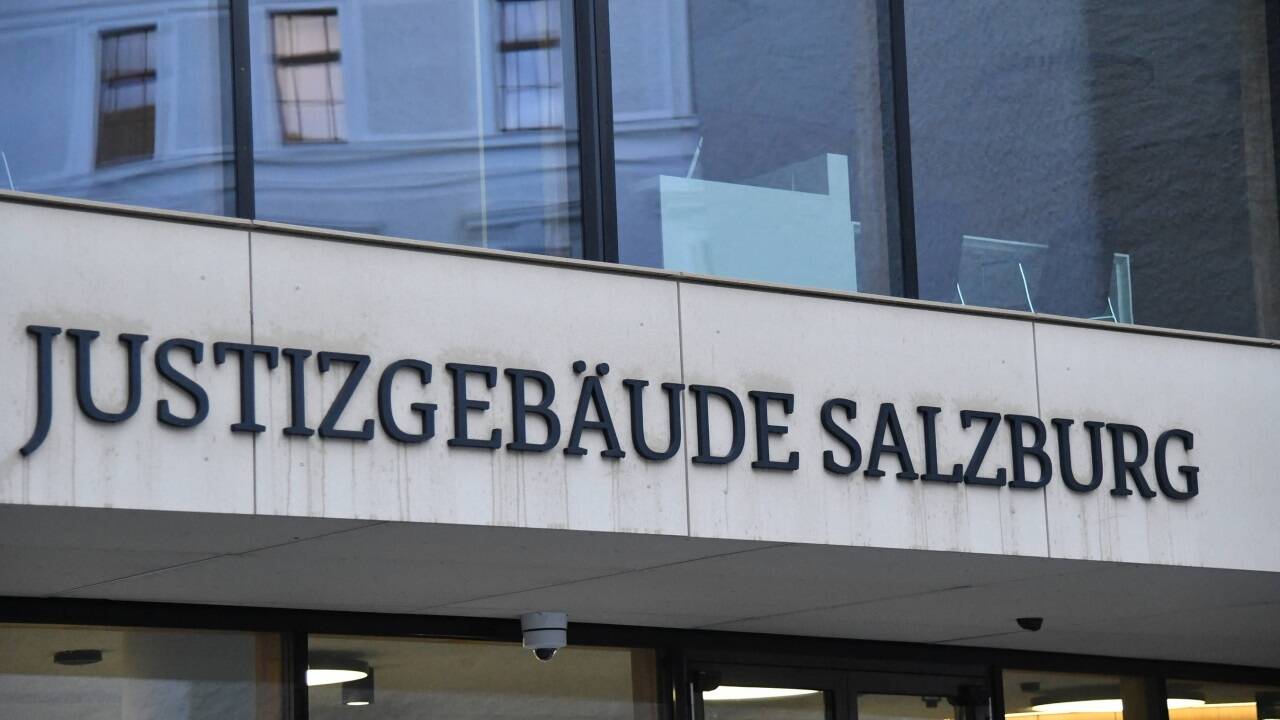 Der 16- und der 22-Jährige mussten sich am Landesgericht Salzburg wegen dreisten Betrugs verantworten. Der 16- und der 22-Jährige mussten sich am Landesgericht Salzburg wegen dreisten Betrugs verantworten.