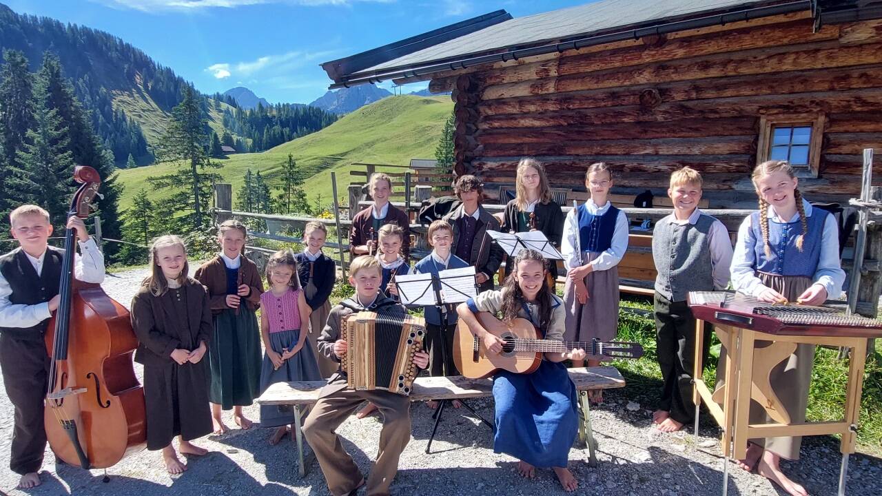 Die Hirtenkinder bei den traditionellen Proben vor dem Soderkaser auf der Loferer Alm.  