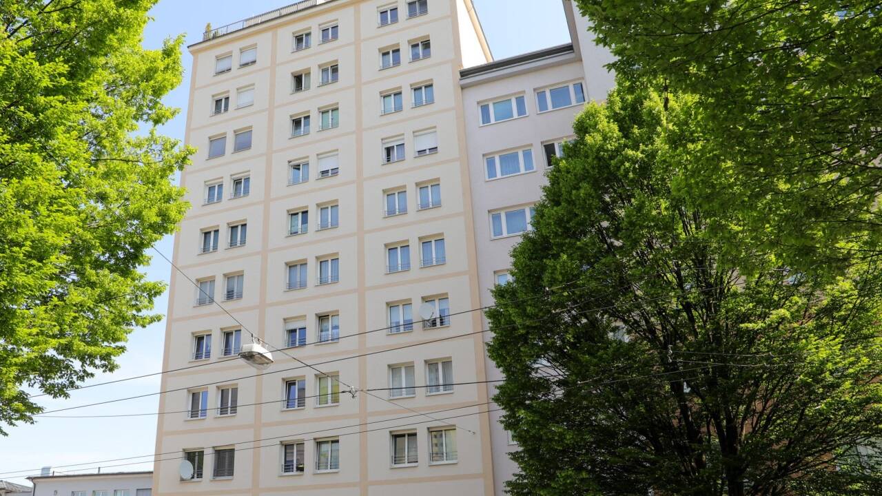 In diesem zehnstöckigen Wohnblock in Schallmoos kam es im Mai 2023 zu der tödlichen Bluttat an einem Möbelpacker (52). Er soll von einem 35-Jährigen, der in der Wohnung einbrechen wollte, brutal erschlagen worden sein. In diesem zehnstöckigen Wohnblock in Schallmoos kam es im Mai 2023 zu der tödlichen Bluttat an einem Möbelpacker (52). Er soll von einem 35-Jährigen, der in der Wohnung einbrechen wollte, brutal erschlagen worden sein.
