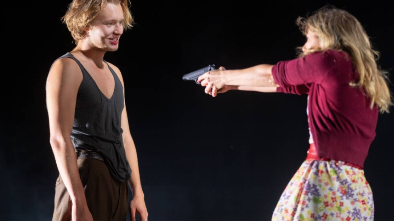 Nils Arztmann als Hugo und Johanna Mahaffy als Jessica 