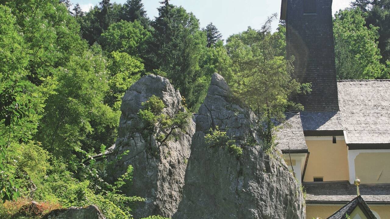 Der Klobenstein liegt direkt an der Bundesstraße 307 zwischen Schleching und Kössen.   